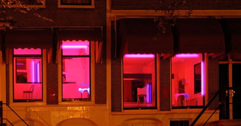 0_Amsterdam-red-light-district.jpg