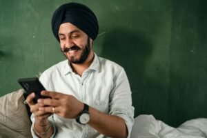 1753621046_smartphone_user_ketut_subiyanto_pexels_1739795417605.jpg