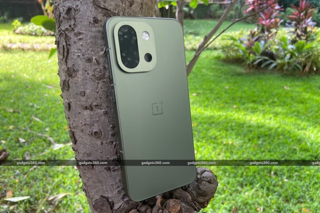 1753894559_oneplus_13s_review_ndtv_design2_1748975165974.jpg