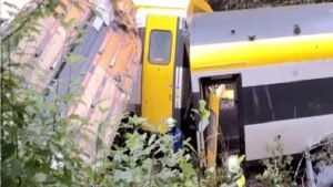 1800251-27-train.jpg