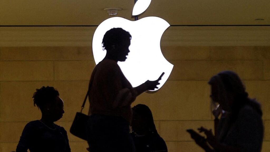 2025-07-09T060130Z_164068874_RC2EE0A9KZYF_RTRMADP_3_APPLE-F1.JPG