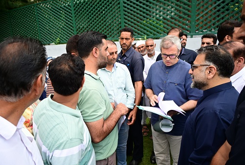 CM-Omar-Abdullah-interacts-with-citizens-at-Raabita-office-Srinagar-listens-to-public-concerns-5.jpe