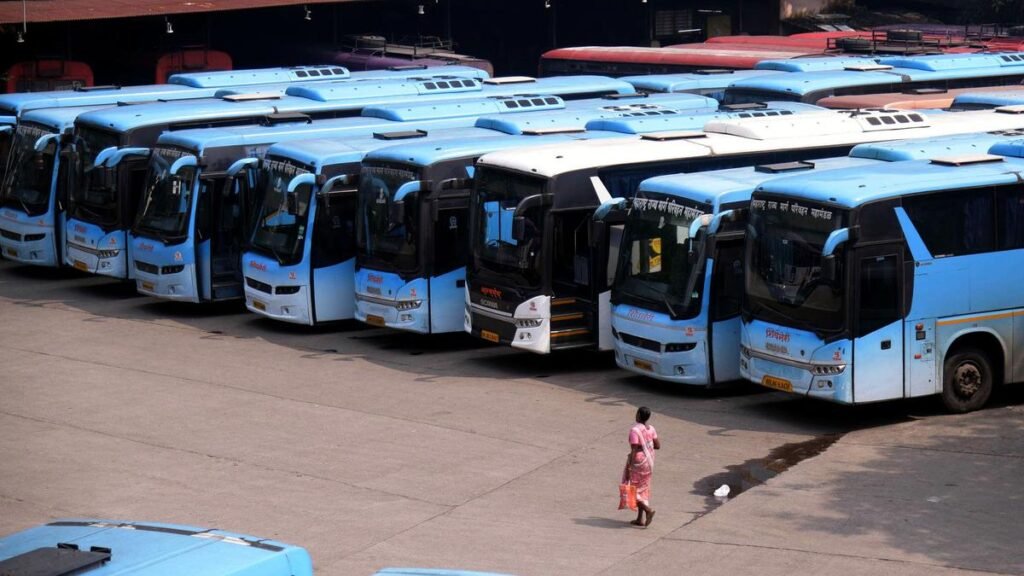 MSRTC_employees_on_strike_Mumbai_2.jpg