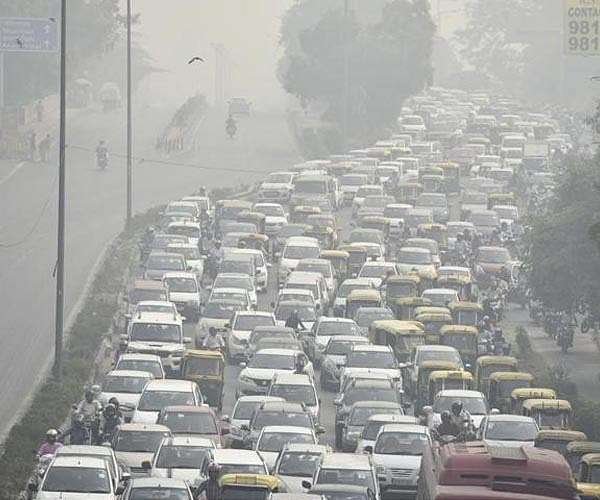 india-delhi-chocked-cars-road-pollution-smog-hg.jpg