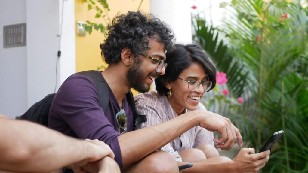 smartphone_use_karthik_balakrishnan_unsplash_1751462622154.jpg