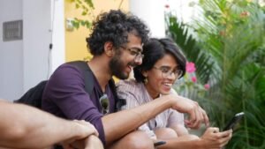 smartphone_use_karthik_balakrishnan_unsplash_1751462622154.jpg
