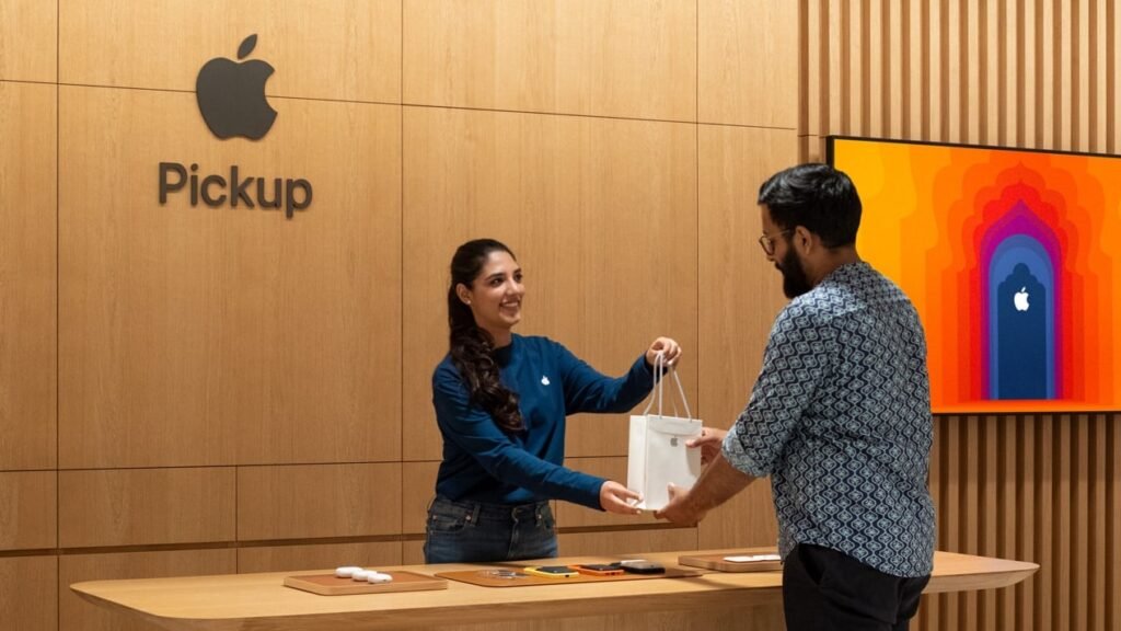 1754187497_saket_apple_1754057381620.jpg