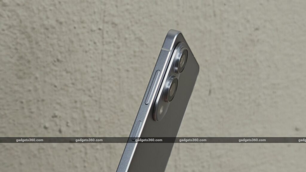 1754374814_samsung_galaxy_s25_edge_design_titanium_gadgets_360_1751287346976.jpg