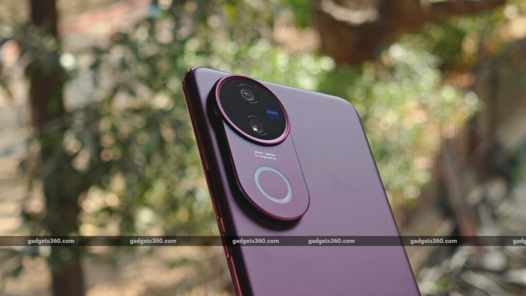 1754959085_vivo_v50_main_big_gadgets_360_1740397785480.jpg