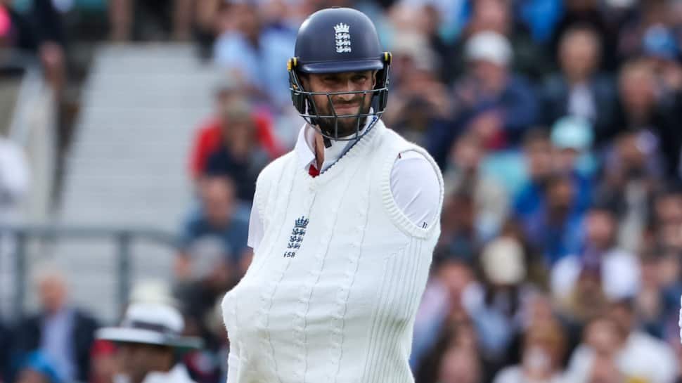 1810652-chris-woakes-dislocated-shoulder.jpg