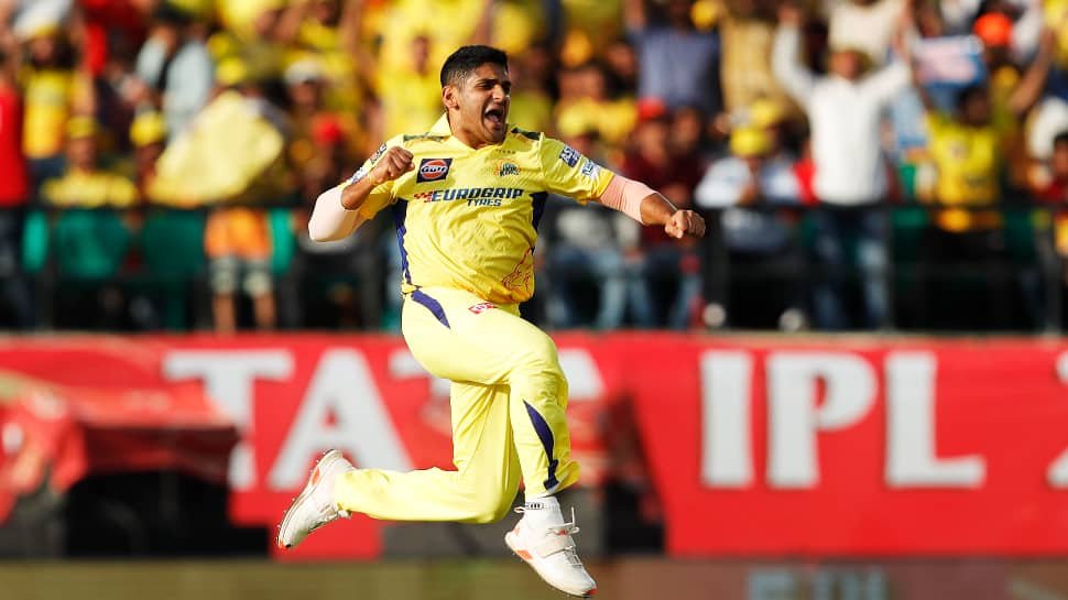 1820599-tushar-deshpande-ms-dhoni.jpg