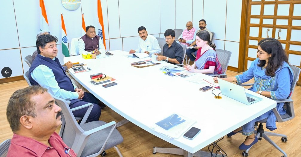 1950395-cm-reviewing-education-department-activities.jpg