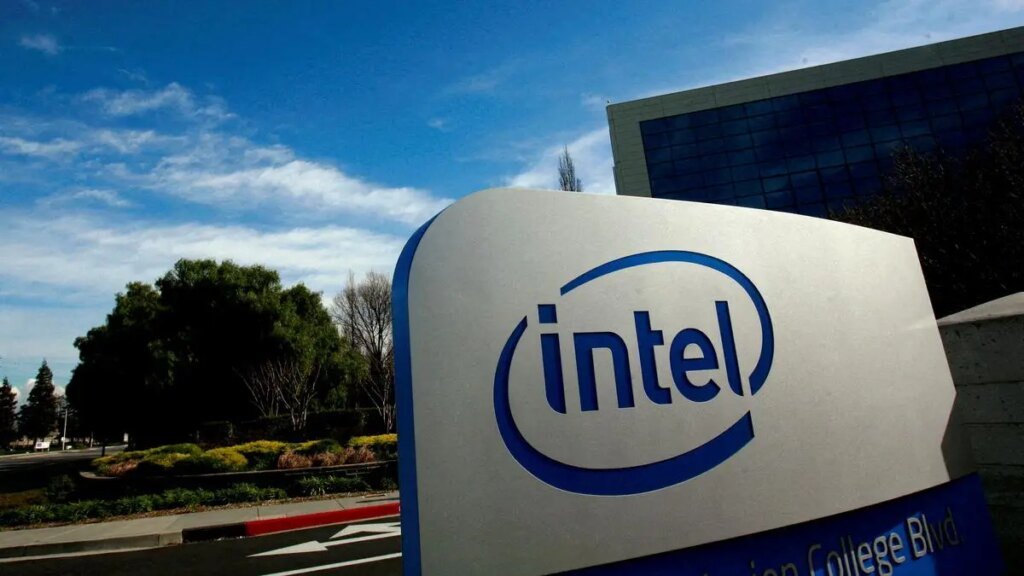 2025-04-25T093357Z_1622327001_RC2W4EAP6DXA_RTRMADP_3_INTEL-STOCKS.JPG