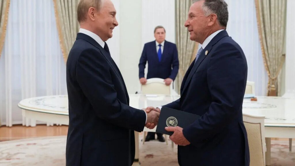 2025-08-06T093308Z_1420424503_RC2L1GAX99PJ_RTRMADP_3_UKRAINE-CRISIS-PUTIN-WITKOFF.JPG