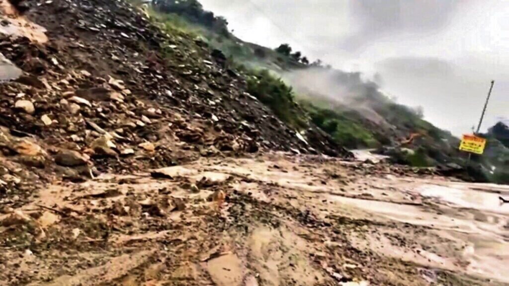 As-heavy-rainfall-continues-in-parts-of-Himachal-P_1754977343353_1754977352550.jpg