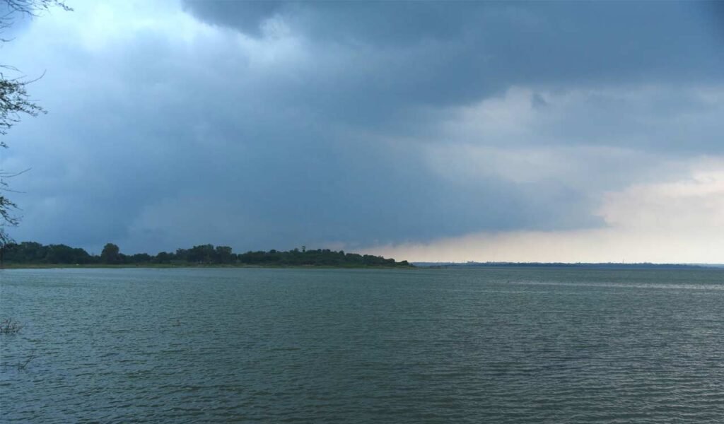 Flood-warning-for-Osmansagar-floodgates-likely-to-opened-on-Wednesday.jpg