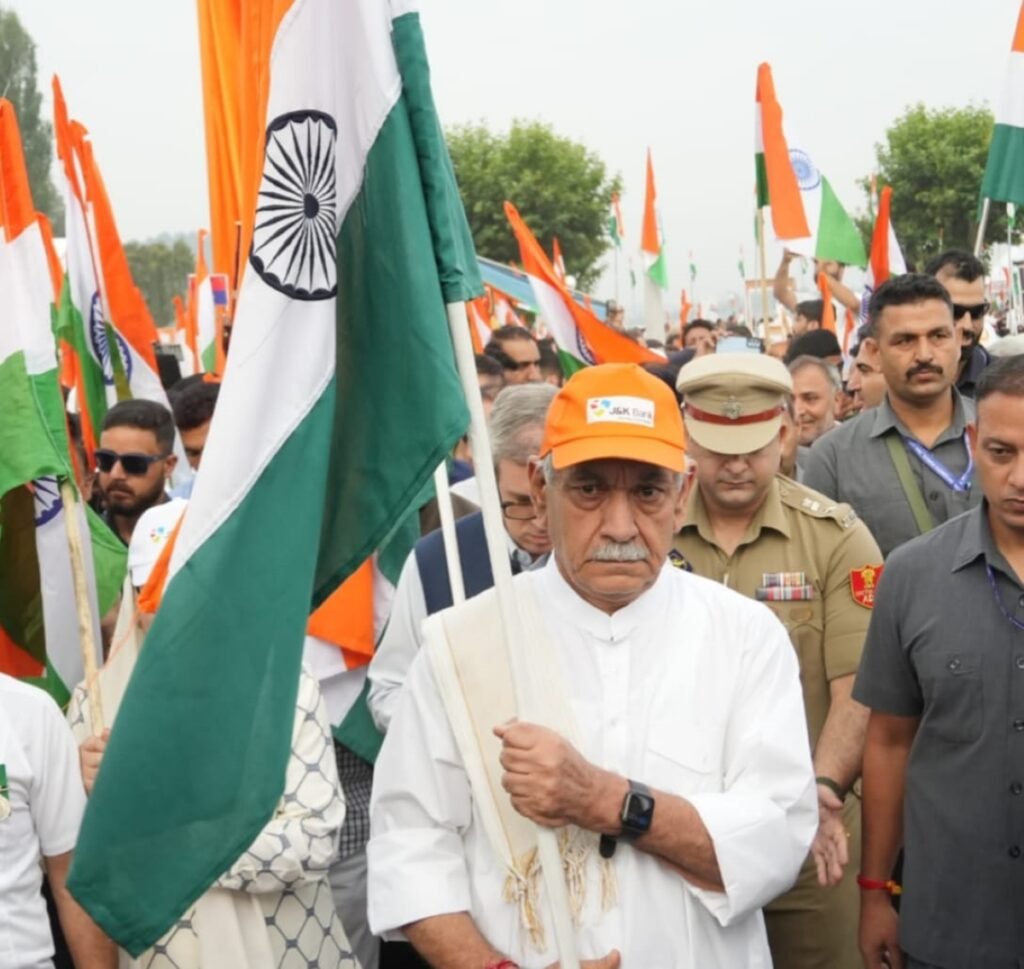 Lieutenant-Governor-Shri-Manoj-Sinha-flagged-off-Tiranga-Yatra-from-Dal-Lake-in-Srinagar-6.jpg