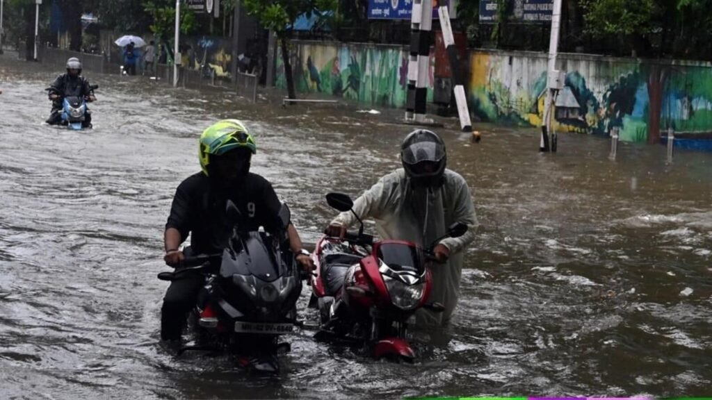 Mumbai-City-experienced-heavy-rainfall-and-waterlo_1755681560209_1755681572173.jpg