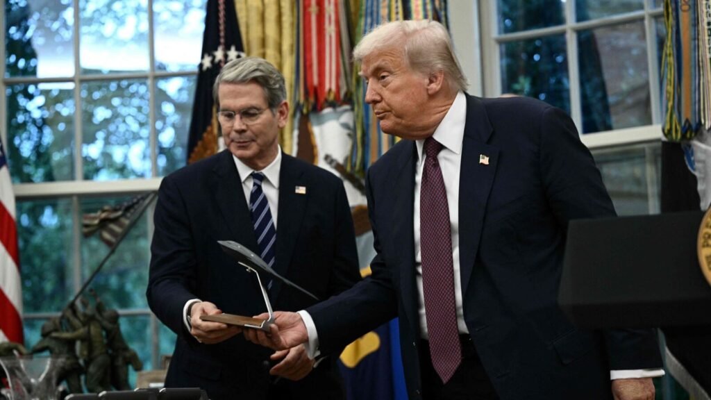 US-POLITICS-TRUMP-ECONOMY-APPLE-40_1755051510142_1755051750375.jpg