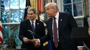 US-POLITICS-TRUMP-ECONOMY-APPLE-40_1755051510142_1755051750375.jpg
