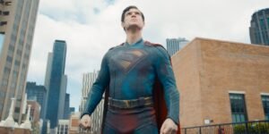 david-corenswet-s-superman-looking-up-in-superman-2025.jpg