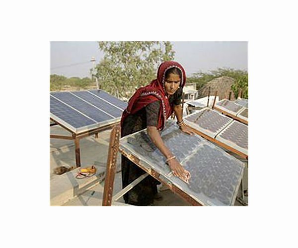 india-solar-pv-woman-worker-hg.jpg