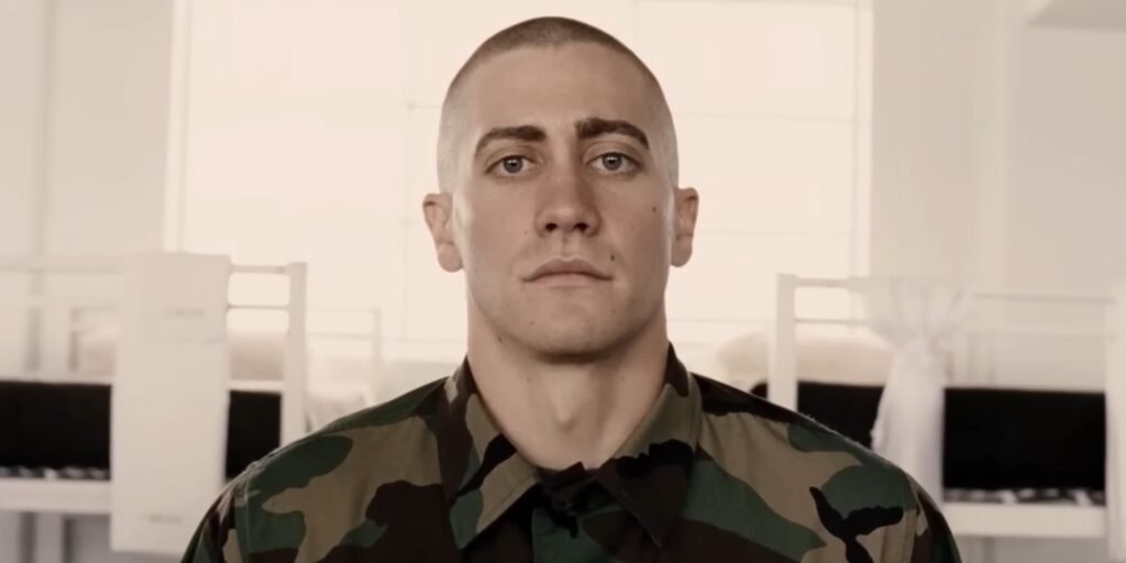 jake-gyllenhaal-as-anthony-swofford-at-attention-in-jarhead.jpg