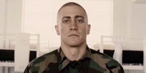 jake-gyllenhaal-as-anthony-swofford-at-attention-in-jarhead.jpg
