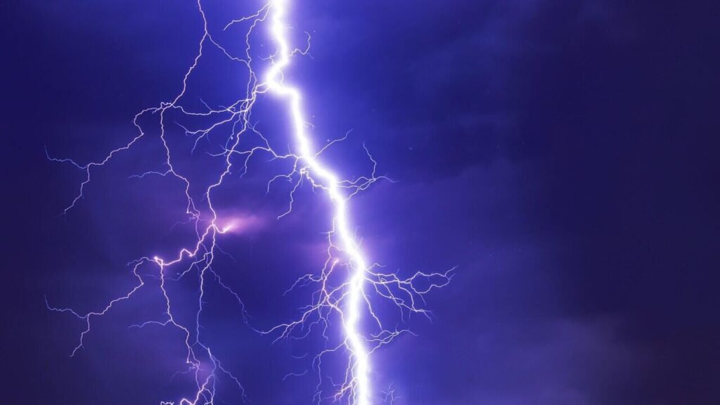 lightning_1755008828204_1755008828346.jpg