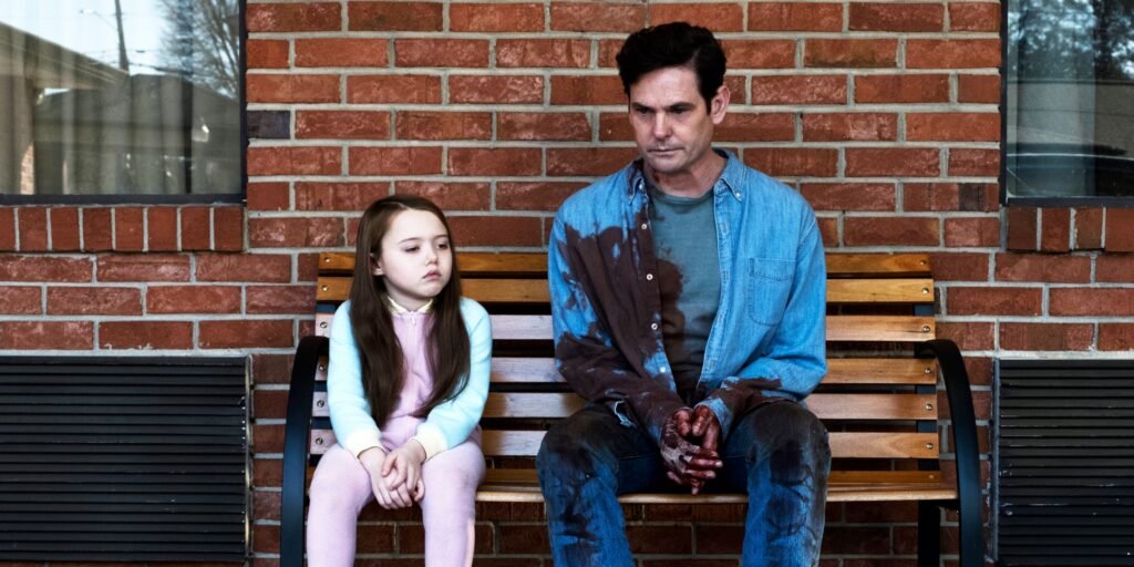 the-haunting-of-hill-house-nell-and-her-father-sitting-on-a-bench.jpg