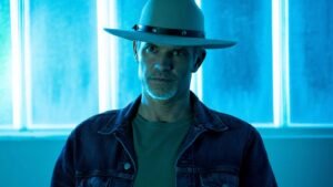 timothy-olyphant-as-raylan-givens-staring-menacingly-in-a-brightly-lit-room-in-justified-city-primev.jpeg