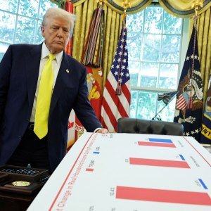 trump-charts-oval-office.jpg