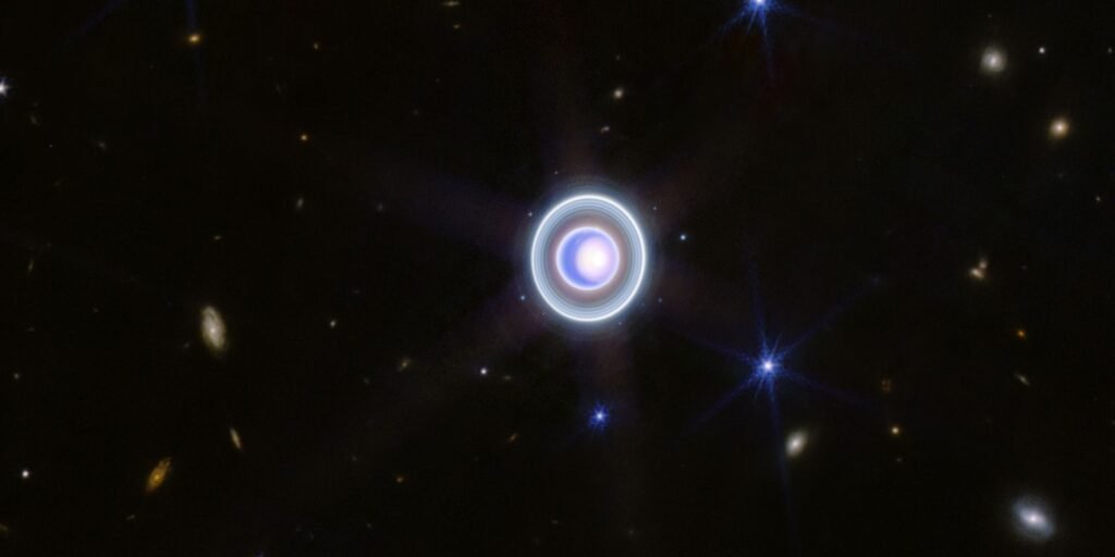 uranus-widefield-view-nircam-from-james-webb-space-telescope.jpg