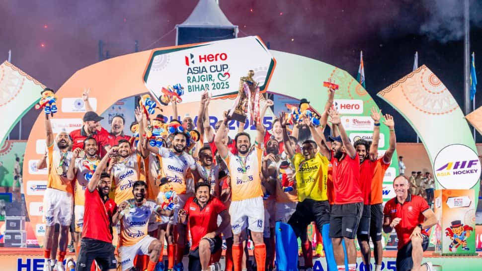 1824917-indian-mens-hockey-team-lifts-asia-cup-after-8-years.jpg