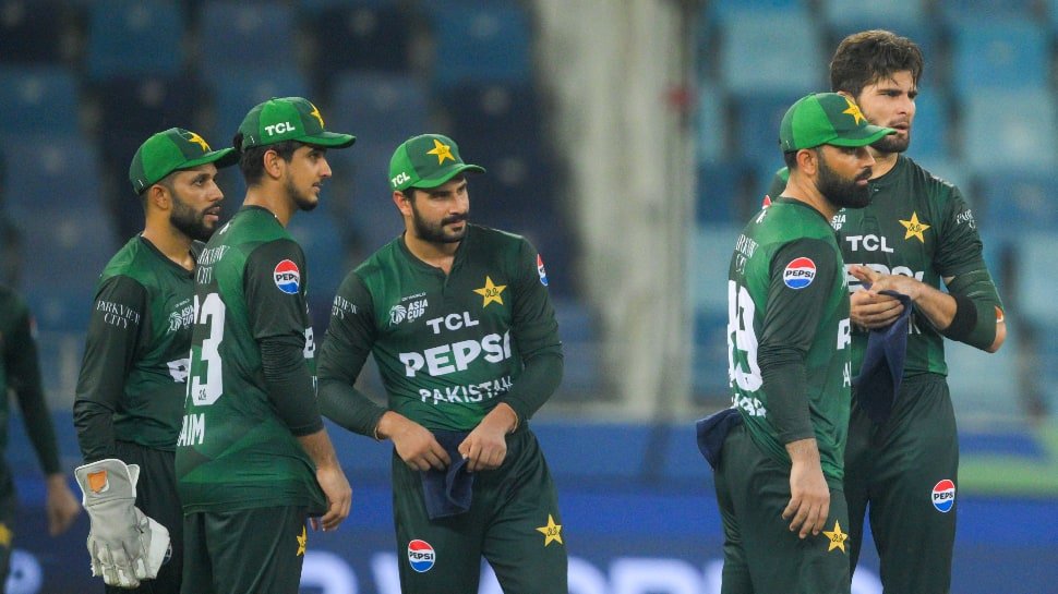 1832232-pakistan-team-brings-in-motivational-speaker-ahead-of-high-voltage-clash-against-india.jpg