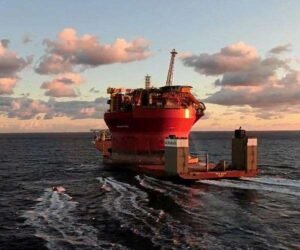 greenpeace-activists-occupy-vessel-carrying-shell-oil-platform-hg.jpg