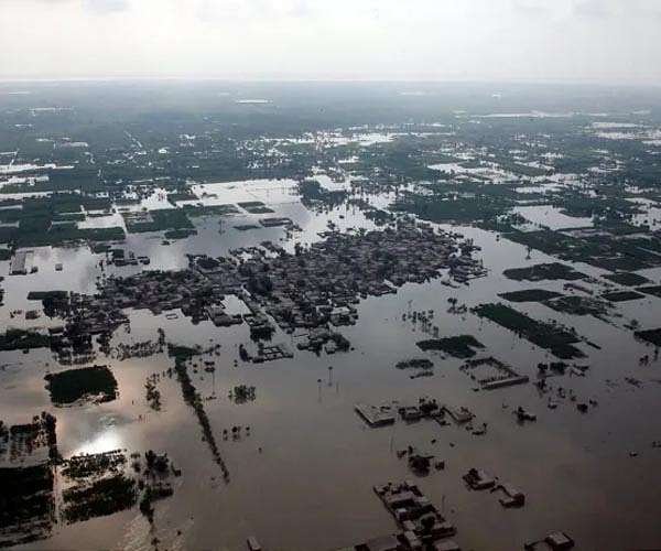 pakistan-flood-farmer-town-cotton-hg.jpg