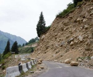china-ravine-landslide-slippage-road-blocked-hg.jpg