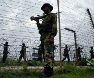 india-pakistan-border-soldiers-fence-hg.jpg
