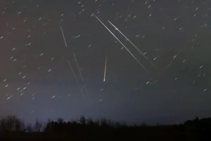 Starlink-satellite-cluster-Oct-22-2023-with-meteor-ST-900px.webp.webp