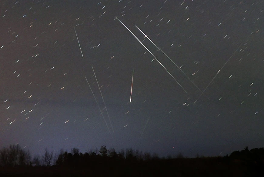 Starlink-satellite-cluster-Oct-22-2023-with-meteor-ST-900px.webp.webp